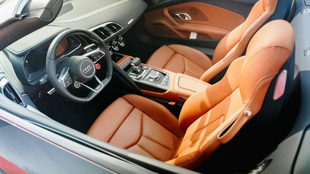 Interior de carro de luxo com bancos de couro caramelo e volante esportivo